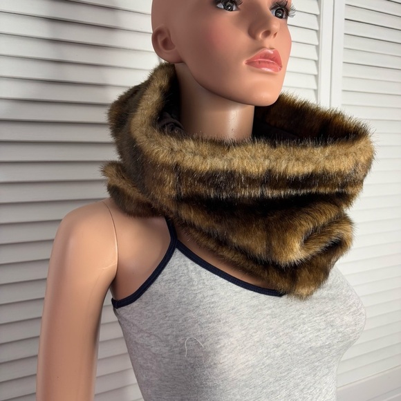 NEW YORK & COMPANY Brown Faux Fur Neck Warmer - Picture 3 of 6